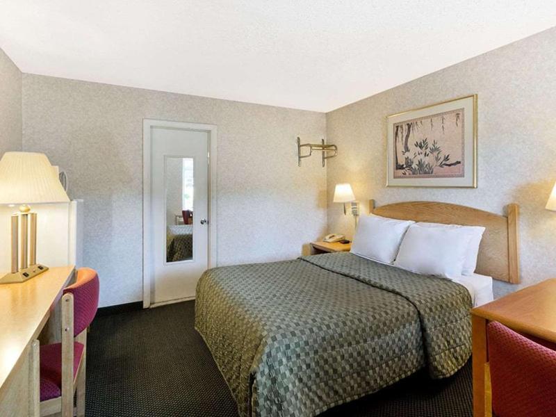 Pocono Night Lodge Бартонсвилл Экстерьер фото