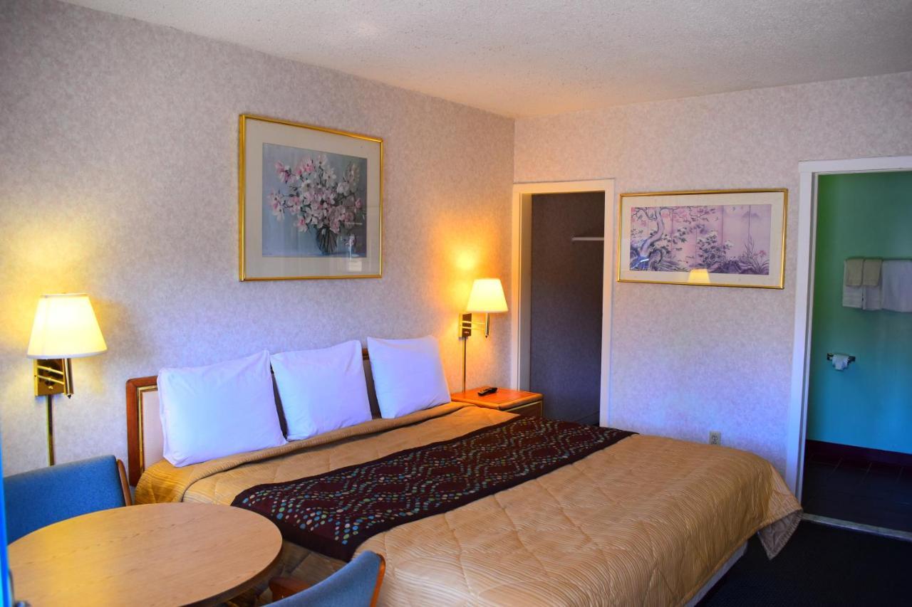 Pocono Night Lodge Бартонсвилл Экстерьер фото